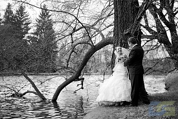 Чёрно - белое фото со свадьбы на природе